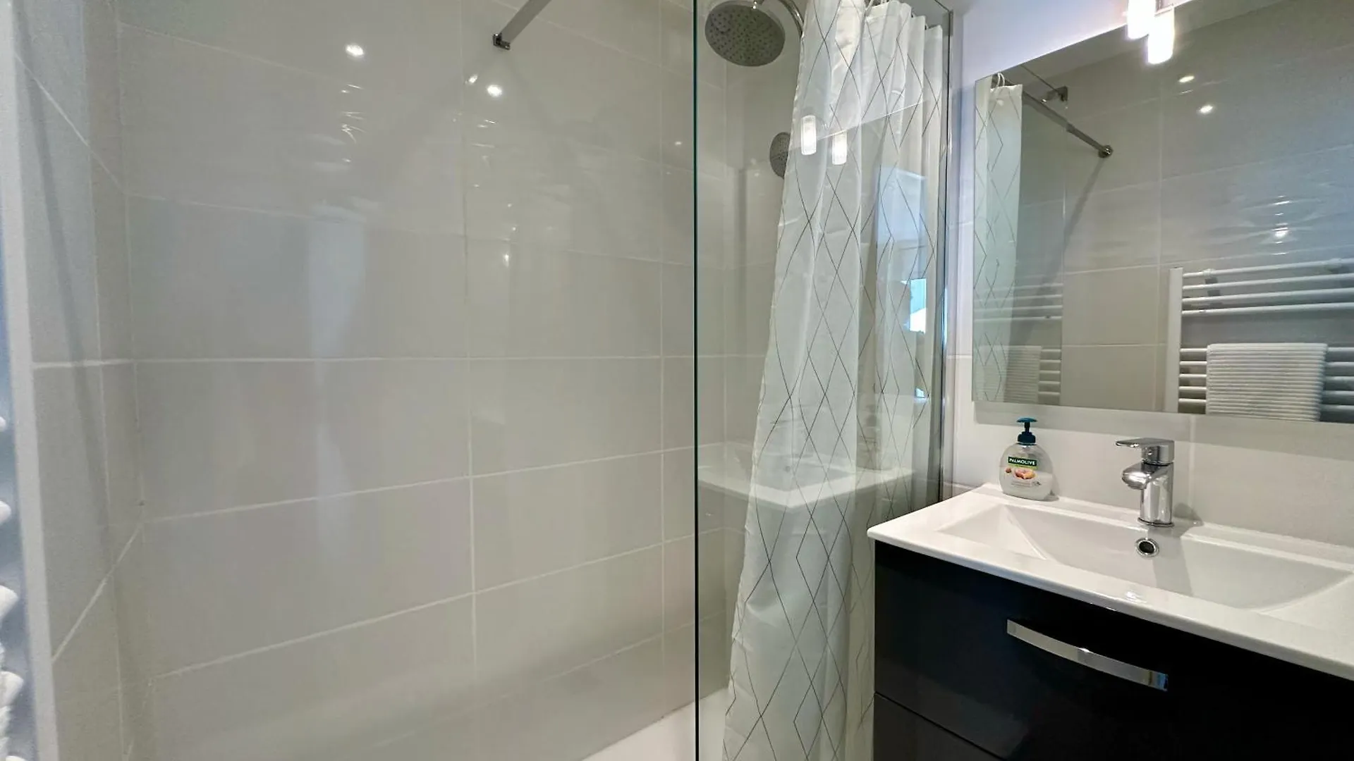 Side Ocean View Studio, 24H Check-In And Out, Air Conditioner, Close To Airport 케인즈수르메르 아파트